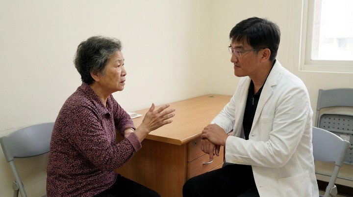 醫師仔細觀察病患的手部顫抖情況，以識別甲亢症狀。 病患感到心悸與焦慮，這是辨識甲亢症狀的重要生理指標。 醫護人員正在進行抽血檢查，以精準診斷甲狀腺功能異常。