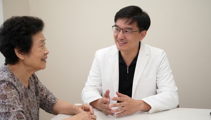 專業醫師吳紹琥正在說明減肥針減脂原理 近看減肥針減脂針劑與非侵入性療程設備 醫療診間內展示減肥針減脂的健康飲食建議 患者諮詢減肥針減脂與體重管理門診細節